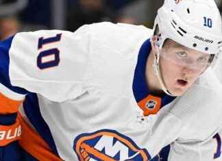 New York Islanders Sign Simon Holmstrom to One-Year Contract news-16072024-225322