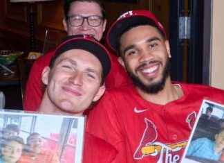 Jayson Tatum and Matthew Tkachuk Recreate Memorable Bus Photo for ESPN Feature news-20082024-002053