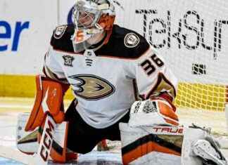 Ducks Goalie John Gibson Undergoes Appendectomy, Expected to Miss 3-6 Weeks news-27092024-050332