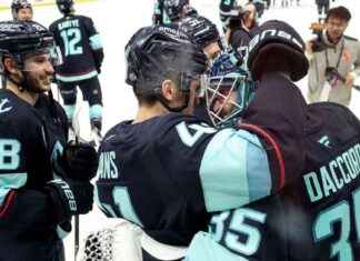 Joey Daccord’s Funny Celebration Fail After Seattle Kraken Victory news-20102024-201742