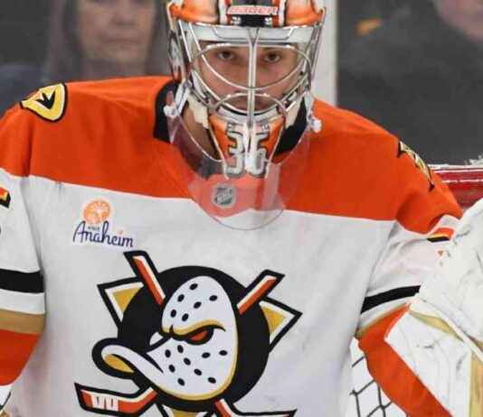 John Gibson Leaves Anaheim Ducks Win Due to Injury john-gibson-leaves-anaheim-ducks-win-due-to-njury