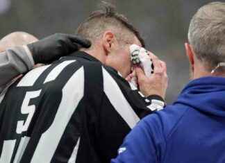 Referee Leaves Game 7 Between Panthers and Maple Leafs After Stick to Face referee-leaves-game-7-between-panthers-and-maple-leafs-after-stick-to-face